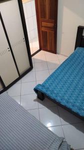 CaratingaAcomodação paraju-apartamento em caratinga的一间卧室配有蓝色的床和镜子