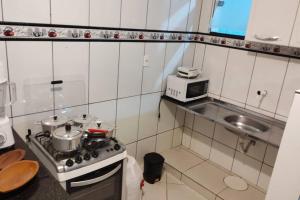 Acomodação paraju-apartamento em caratinga的厨房或小厨房