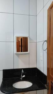CaratingaAcomodação paraju-apartamento em caratinga的一间带水槽和镜子的浴室