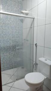 CaratingaAcomodação paraju-apartamento em caratinga的一间带卫生间和玻璃淋浴间的浴室