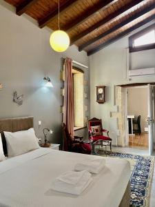 干尼亚艾瑞塔套房公寓的一间卧室设有一张床和一间客厅。