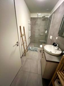 雷克雅未克Modern luxury apt downtown的浴室配有卫生间、盥洗盆和淋浴。