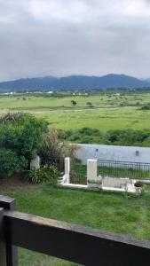 萨尔塔Casa Bella Vista的享有田野和池塘景色的围栏