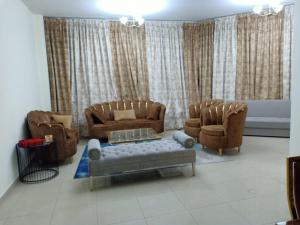 阿吉曼22 R4 Single 1 small room in a 4-bedroom apartment with attached bathroom suitable for one person ### 22 R4 1 غرفة صغيرة في شقة مكونة من 4 غرف نوم مع حمام ملحق مناسبة لشخص واحد的客厅配有两把椅子和一张沙发