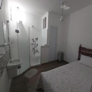 圣保罗Hostel Jardim da Saúde的白色卧室设有床铺和水槽