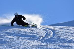 切萨纳·都灵尼斯Rifugio Baita Gimont的一个人在雪覆盖的斜坡上滑雪
