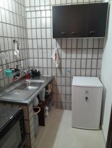 瓜拉派瑞Guarapari com elevador, Wi-Fi, TV com Smart, vista e estacionamento的一间带水槽和冰箱的小厨房
