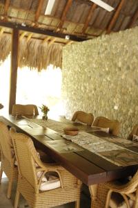 洛斯纳兰霍斯Casa Origen的用餐室配有大型木桌和椅子