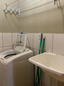 格拉玛多Família Cavalli的盥洗盆旁浴室内的洗衣机