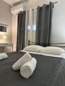 罗德镇Casa de Manu的一间卧室配有一张床,上面有两条毛巾