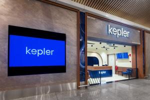 雪邦Kepler Club Kuala Lumpur Airport - KLIA Terminal 1 Airside Transit Hotel的杂货商店墙上的标志
