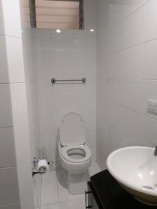 亚美尼亚Habitación en apartamento familiar的白色的浴室设有卫生间和水槽。