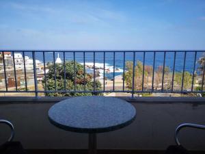 莫尼兹港欧罗莫尼斯酒店的海景阳台上的桌子