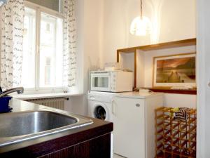 格拉茨Apartment Jakominiplatz的厨房配有水槽和微波炉