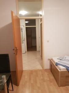 库希斯特Apartments with a parking space Viganj, Peljesac - 13241的一间卧室设有一张床,门通往走廊