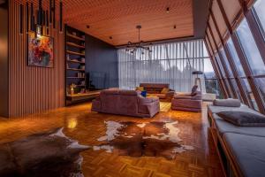 普雷瓦莱Luxurious Villa in Prevalla的客厅设有两张沙发和一个大窗户