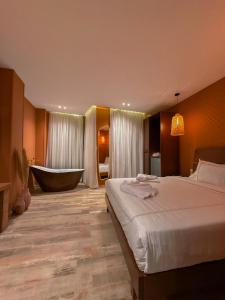 开罗Almas Pyramids Hotel的酒店客房配有一张床和浴缸。