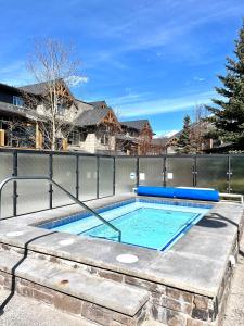 戴德曼斯弗莱斯Perfect family 2-bed Condo with hot tub的一个带围栏和房屋的游泳池