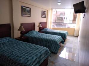 特鲁希略HOSPEDAJE VALERY的酒店客房设有两张床和电视。