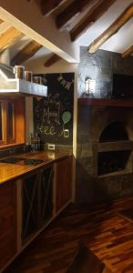 MéridaVilla Valcore的一间厨房,在房间内配有石制壁炉