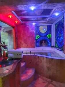 MéridaVilla Valcore的带浴缸和紫色照明的浴室