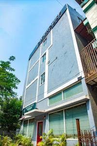 卡延Hotel Leesha Residency的建筑的侧面有时钟