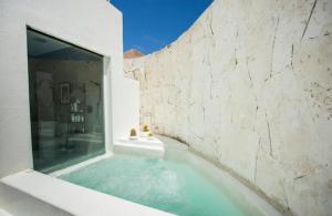 蓬塔卡纳Cap Cana Royal Greem Villege的一间带大玻璃窗和浴缸的浴室