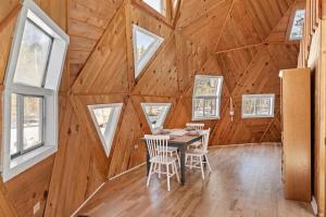 拉派恩Dome Home的一间位于带窗户的木屋内的用餐室