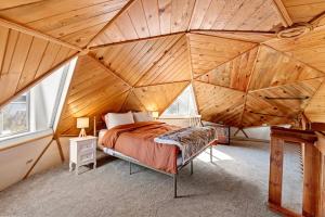 拉派恩Dome Home的卧室配有木制天花板上的床铺