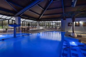 彼得伯勒Delta Hotels by Marriott Peterborough的一座拥有蓝色灯光的大型游泳池