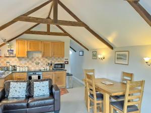 HalwellGarden Cottage - Cp28的客厅配有沙发和桌子