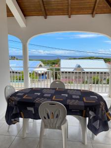 Baie MahaultKARIFUNA-II的餐桌和椅子,享有海景