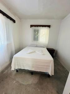 蒙特里科Casa Villa Pesca的窗户客房内的一张白色床