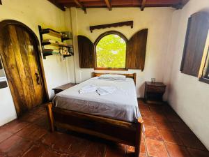 蒙特里科Casa Villa Pesca的一间带床的卧室,位于带窗户的房间内