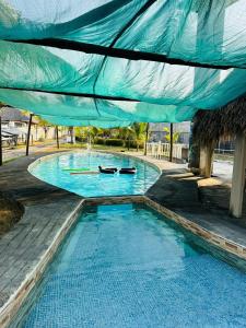 蒙特里科Casa Villa Pesca的游泳池上方有一个蓝色的油布
