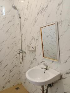 乌布SUNRISE HOUSE的白色的浴室设有水槽和镜子