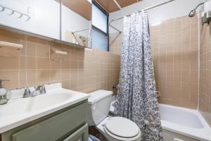 纽约Park Side Living, Get Cozy的一间带水槽、卫生间和淋浴的浴室