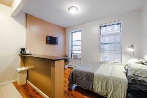 纽约Park Side Living, Get Cozy的一间卧室配有一张床和一张书桌