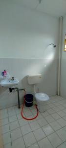 伯豪Homestay Atikah Bahau的一间带卫生间和水槽的浴室