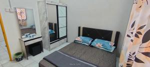 Homestay Atikah Bahau客房内的一张或多张床位