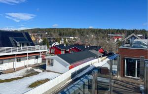 奥斯陆Lovely Home In Oslo With Kitchen的地面上积雪的火车站的顶部景色