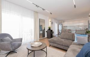马卡尔斯卡Nice Apartment In Makarska With Kitchen的客厅配有沙发和桌子