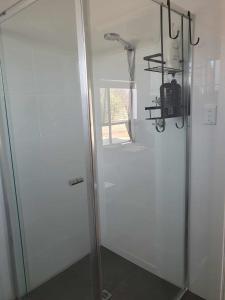 皮里港Tranquil Studio Apartment Just 3km from Port Pirie的浴室里设有玻璃门淋浴