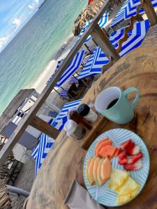 布兰卡滩BARU MAGGYBEACH的海滩旁的桌子上放上一盘水果