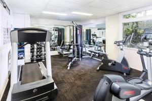 布里斯班CBD Central - 1BDR Apt - Sleeps 6 - Sebel 4 Star Resort的健身房设有跑步机和跑步机