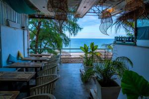 亭可马里Trinco Beach by DSK的一间带桌椅的海景餐厅