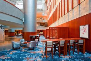 亚特兰大The Westin Peachtree Plaza, Atlanta的一间带桌椅的用餐室