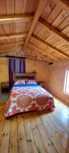 锡帕基拉Venta del Espino的木地板客房的一张床位
