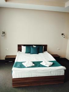 扬博尔Park-Hotel Yambol的一间卧室配有一张床,上面有两条毛巾