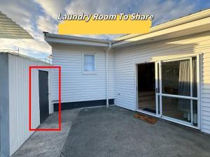 旺阿雷5-Bedroom Fully-Equipped Home in Whangarei的通往洗衣房的门